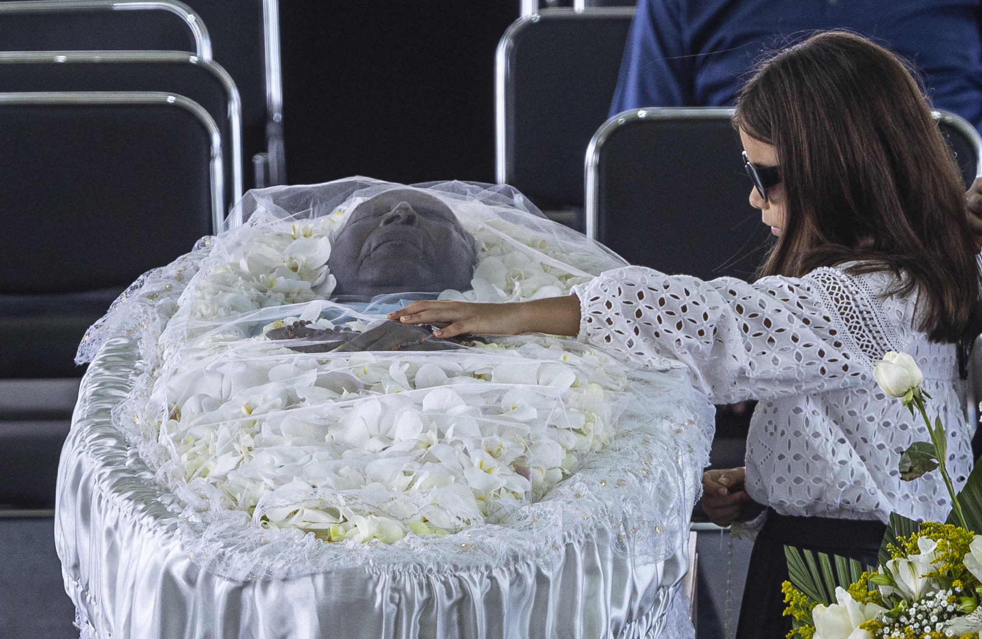 Una niña contempla el cuerpo sin vida de Pelé.