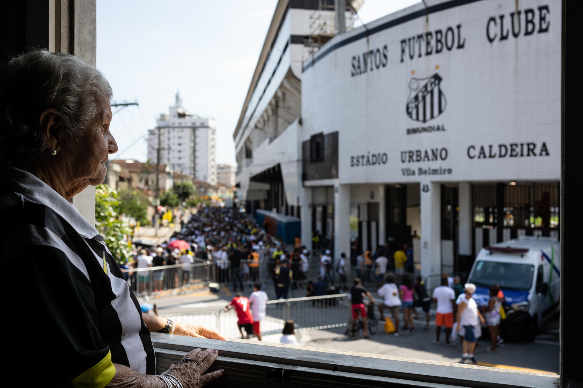 Una vecina de Villa Belmiro contempla las filas en las afueras del estadio.