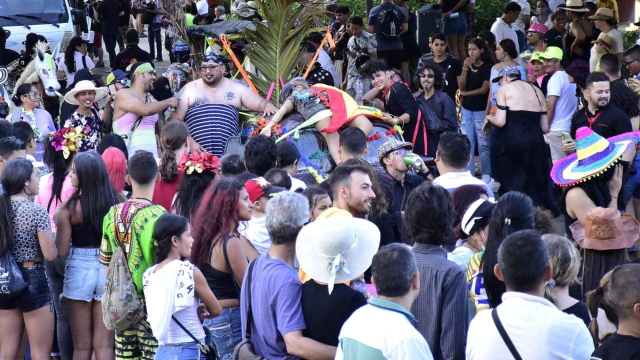 Espectadores en el entierro de Joselito Carnaval