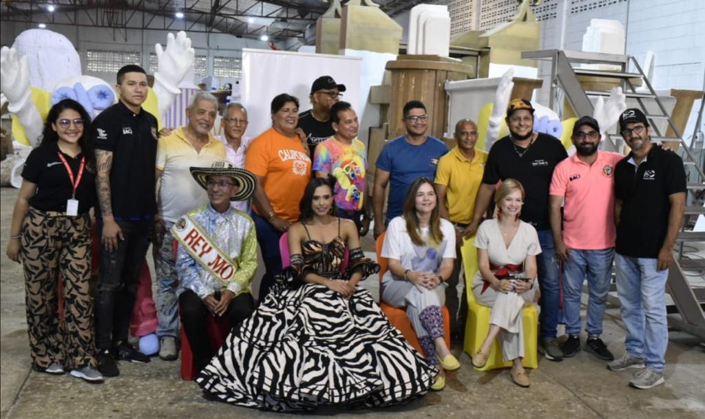 La Reina del Carnaval de Barranquilla, Natalia De Castro; la secretaria de Cultura, María Teresa Fernández y la directora de Carnaval SAS, Sandra Gómez, junto a los diseñadores de las carrozas.