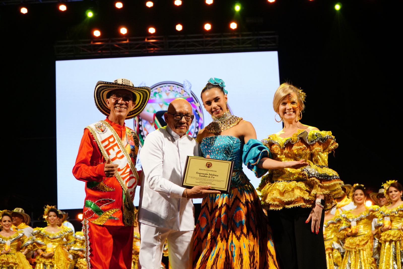 El director del Cumbión de Oro, Gabriel Marriaga, recibiendo el reconocimiento.