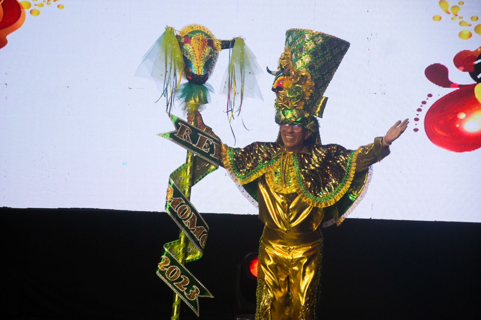 El Rey Momo, Sebastián Guzmán, luciendo su vestido de Coronación.