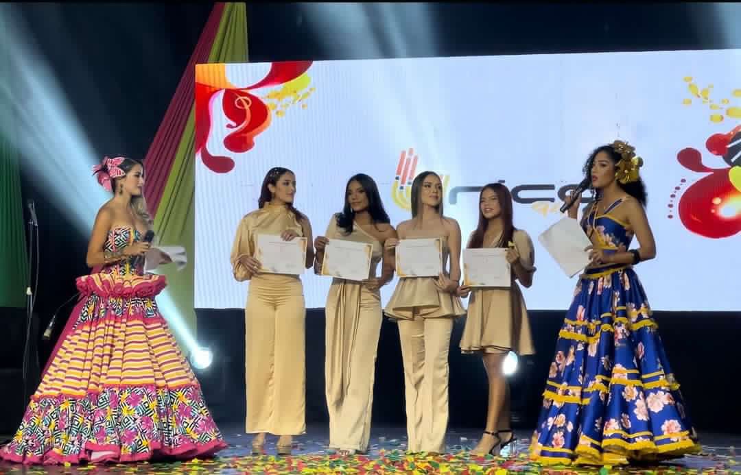 Estudiantes de Diseño de Modas creadoras del traje de Guacherna de la Reina Natalia.