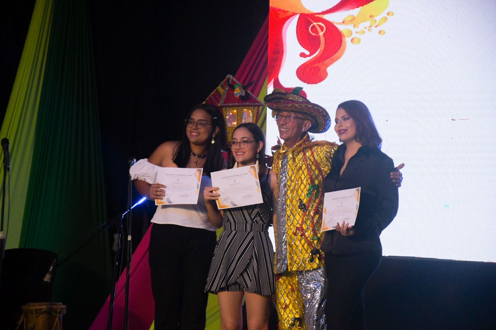 Estudiantes de Diseño de Modas creadoras del traje de Guacherna del Rey Momo.