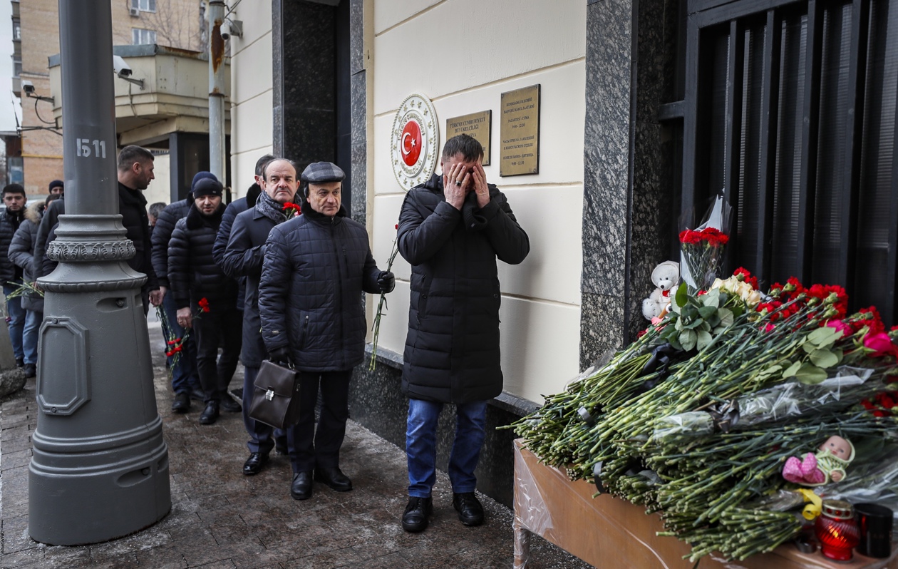 Flores y homenajes a las víctimas del terremoto frente a la embajada de Turquía en Moscú.