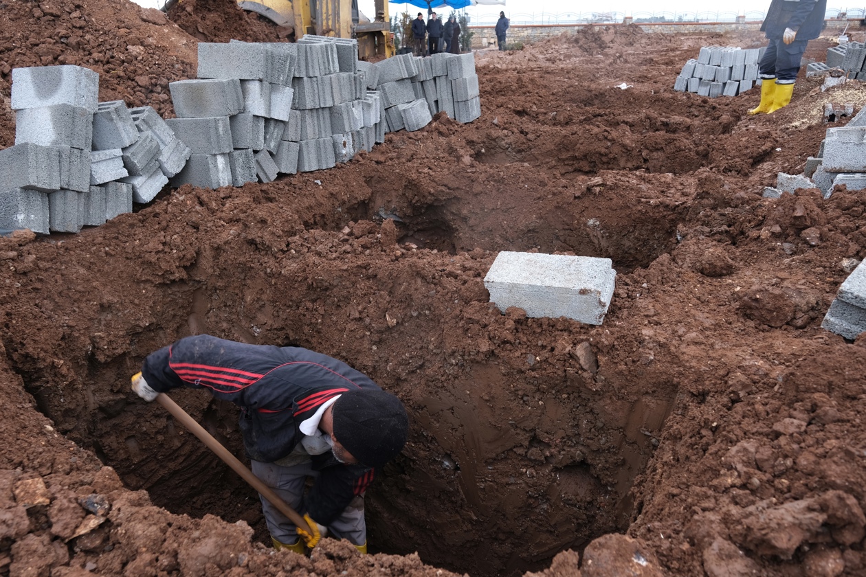 Funeral por las víctimas de un terremoto en Diyarbakir, Turquía.