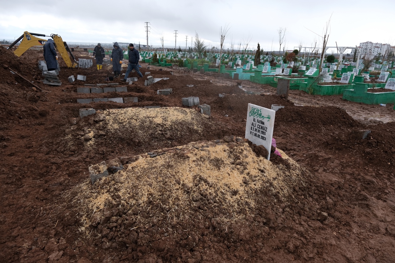 Funeral por las víctimas de un terremoto en Diyarbakir, Turquía.