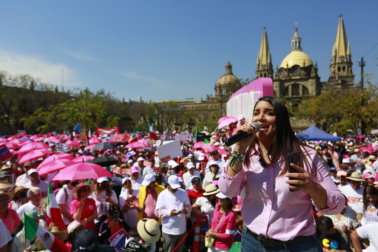 Personas se manifiestan en México en contra del Instituto Nacional Electoral en ciudades del interior.