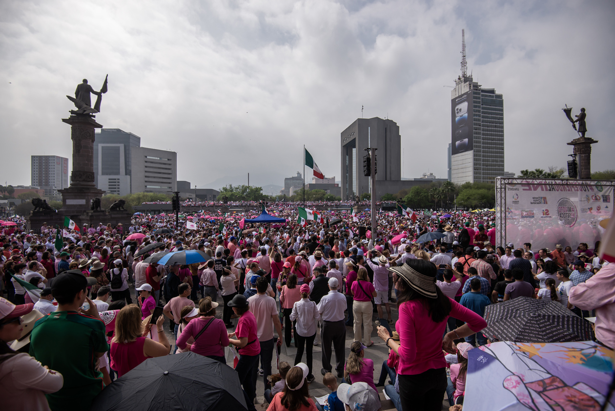 Personas se manifiestan en México en contra del Instituto Nacional Electoral en ciudades del interior.