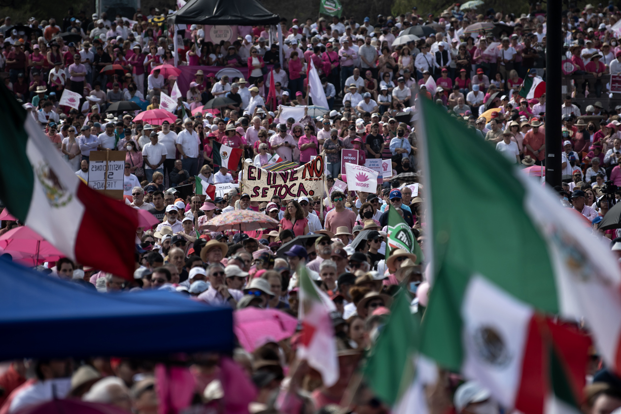 Personas se manifiestan en México en contra del Instituto Nacional Electoral en ciudades del interior.