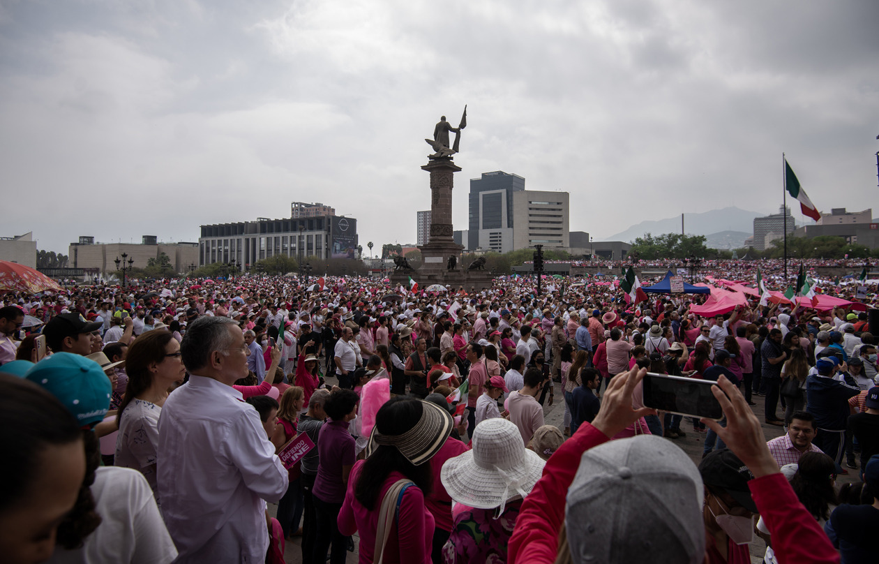 Personas se manifiestan en México en contra del Instituto Nacional Electoral en ciudades del interior.