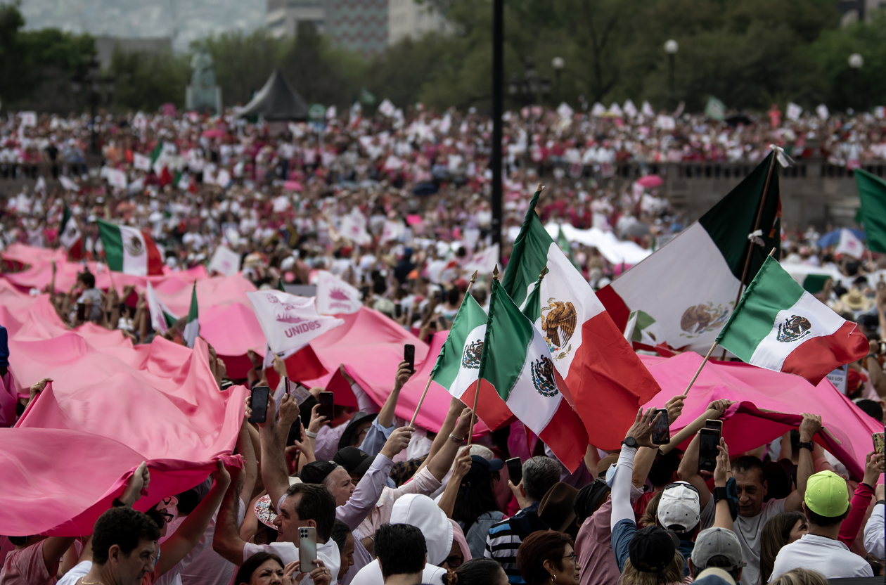 Personas se manifiestan en México en contra del Instituto Nacional Electoral en ciudades del interior.