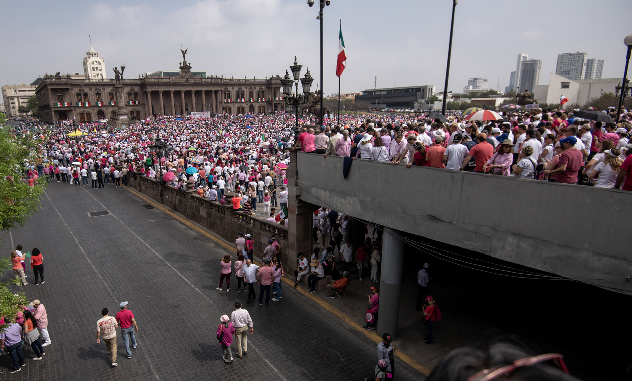 Personas se manifiestan en México en contra del Instituto Nacional Electoral en ciudades del interior.