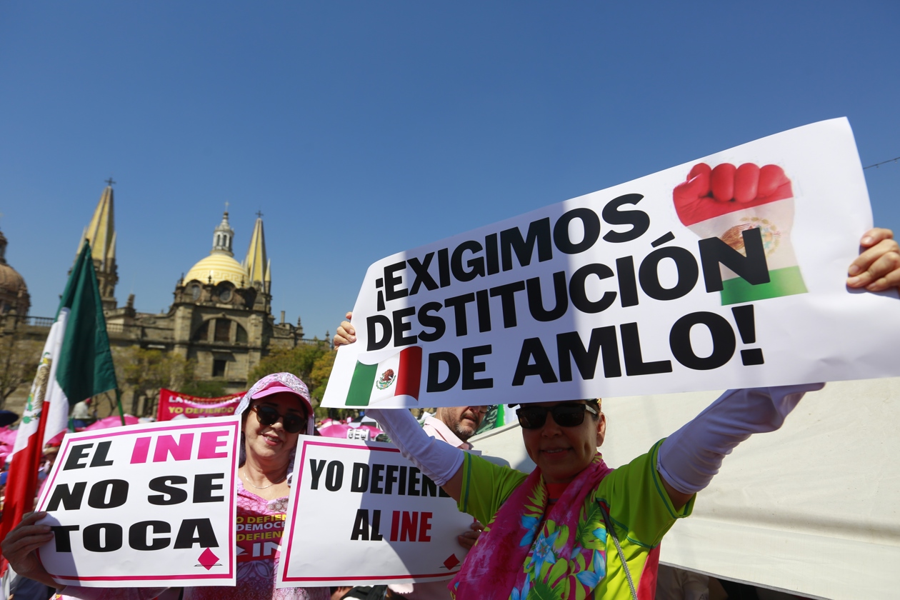 Personas se manifiestan en México en contra del Instituto Nacional Electoral en ciudades del interior.