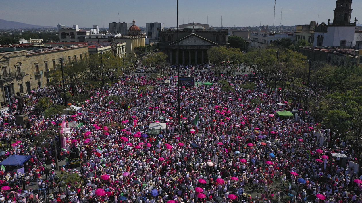 Personas se manifiestan en México en contra del Instituto Nacional Electoral en ciudades del interior.