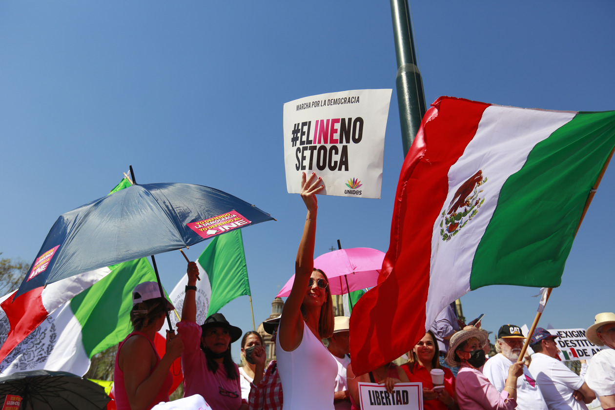 Personas se manifiestan en México en contra del Instituto Nacional Electoral en ciudades del interior.