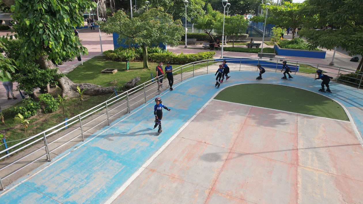 Los niños disfrutando la pista de patinaje.