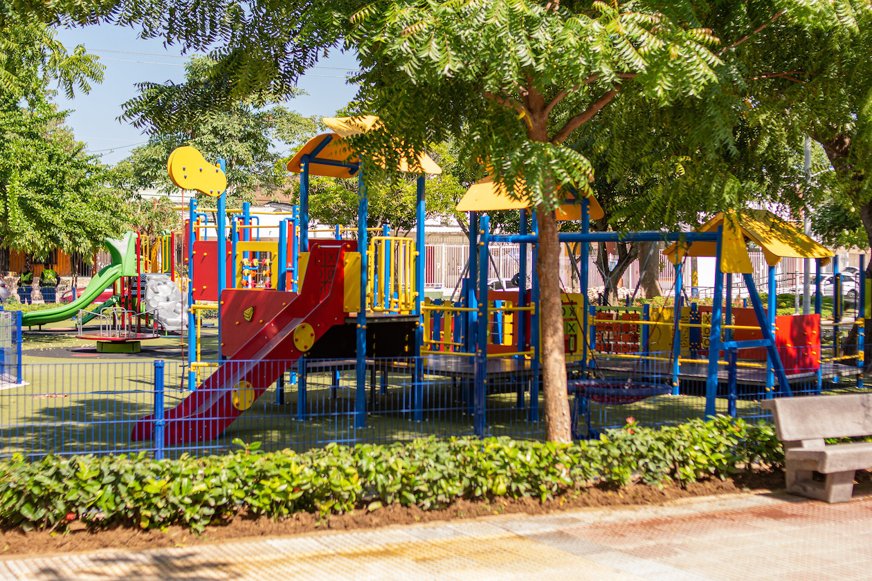 Juegos infantiles en el parque de La Inmaculada.