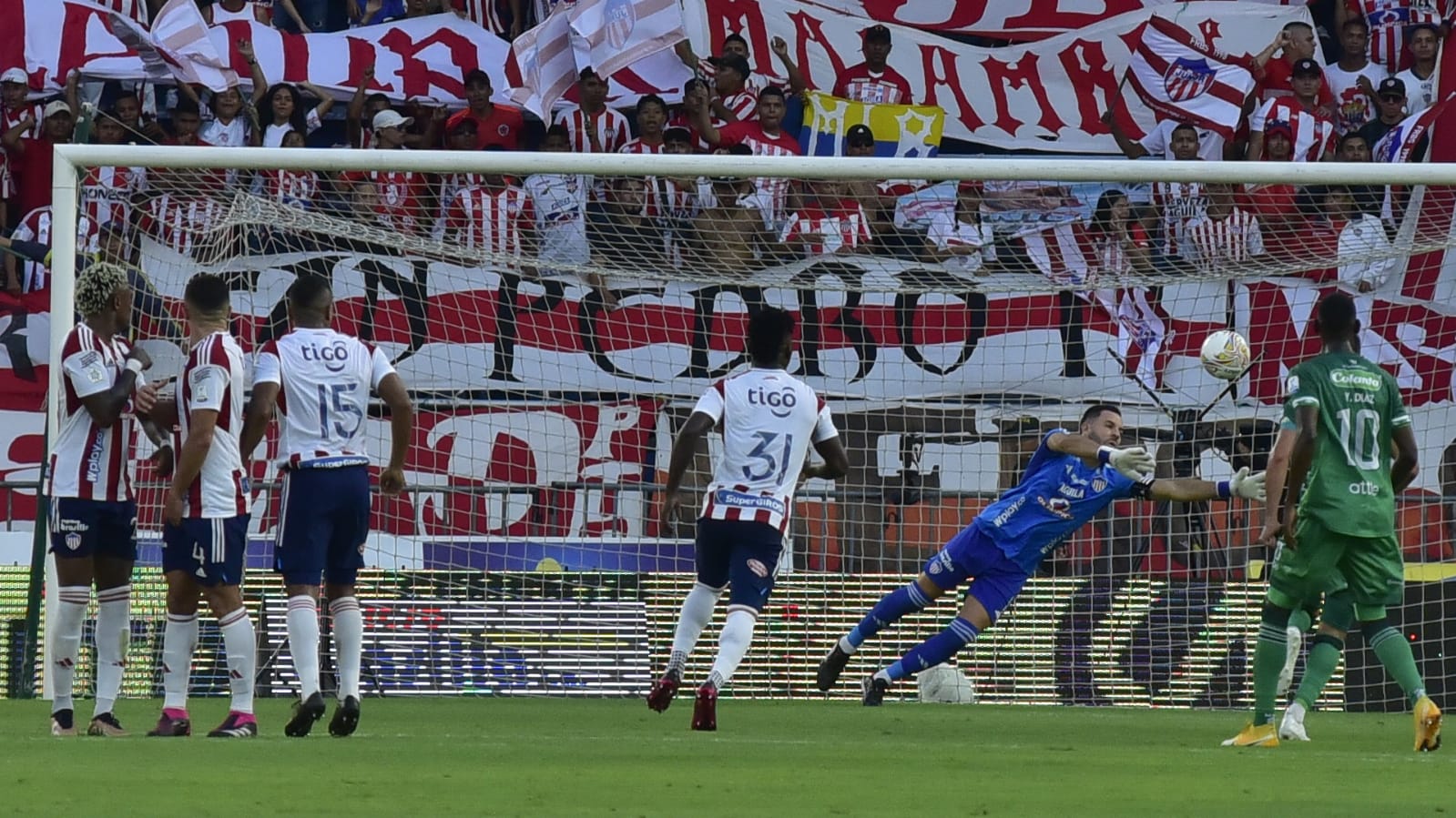 Remate de tiro libre al arco de Sebastián Viera.