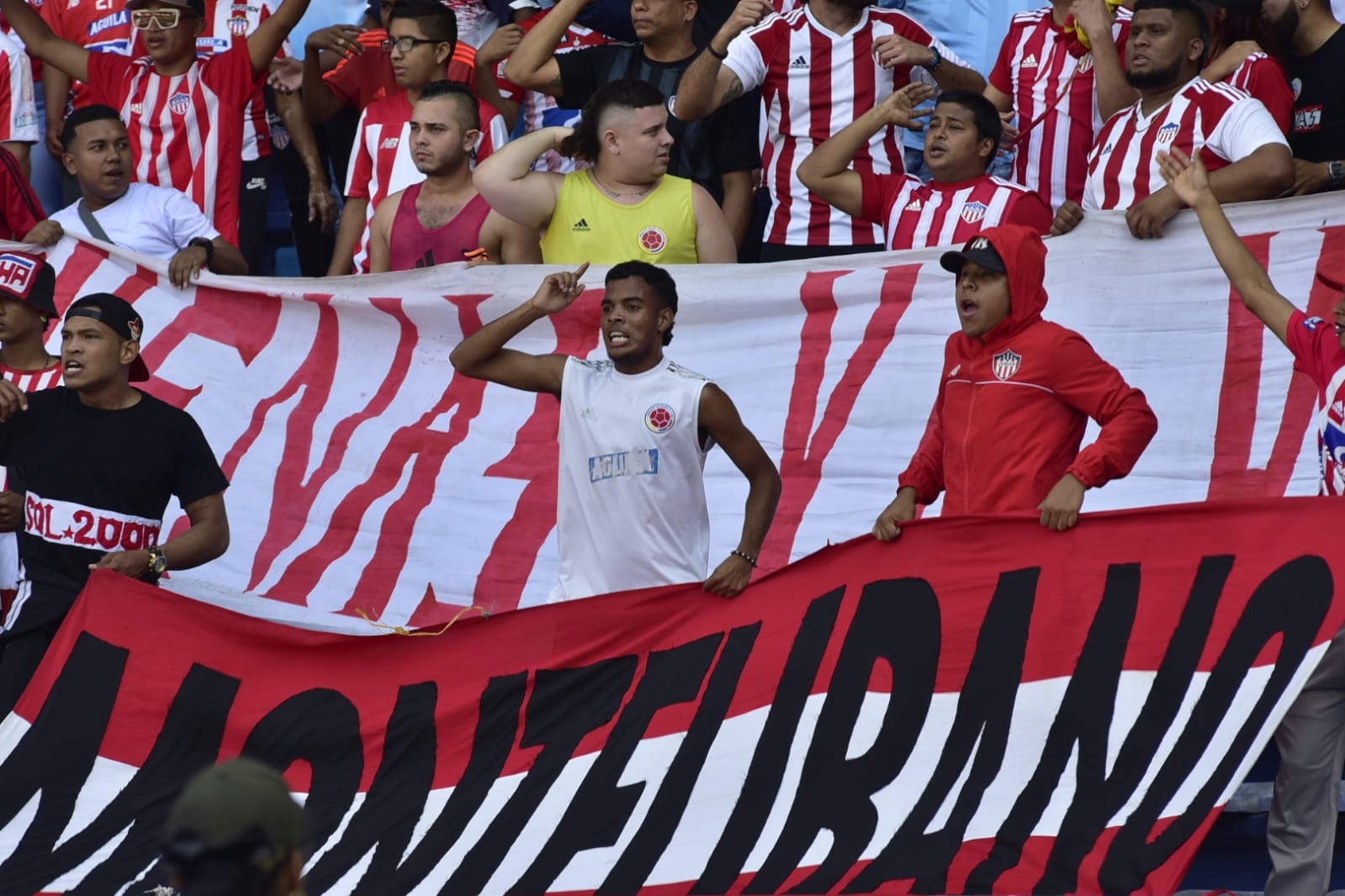 La tribuna animando a los 'tiburones'.