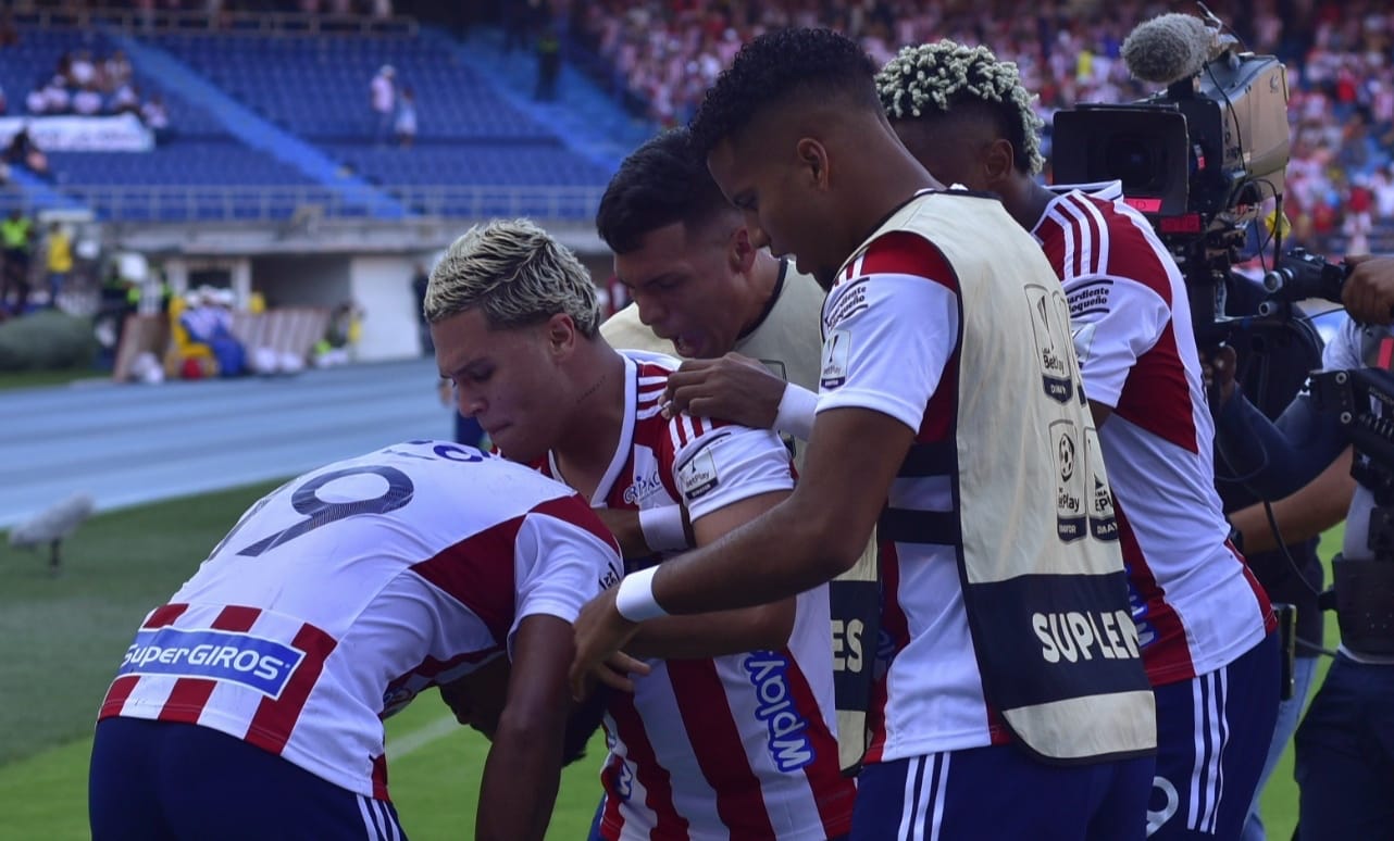 Jugadores del Junior celebrando el gol con Luis Sandoval.