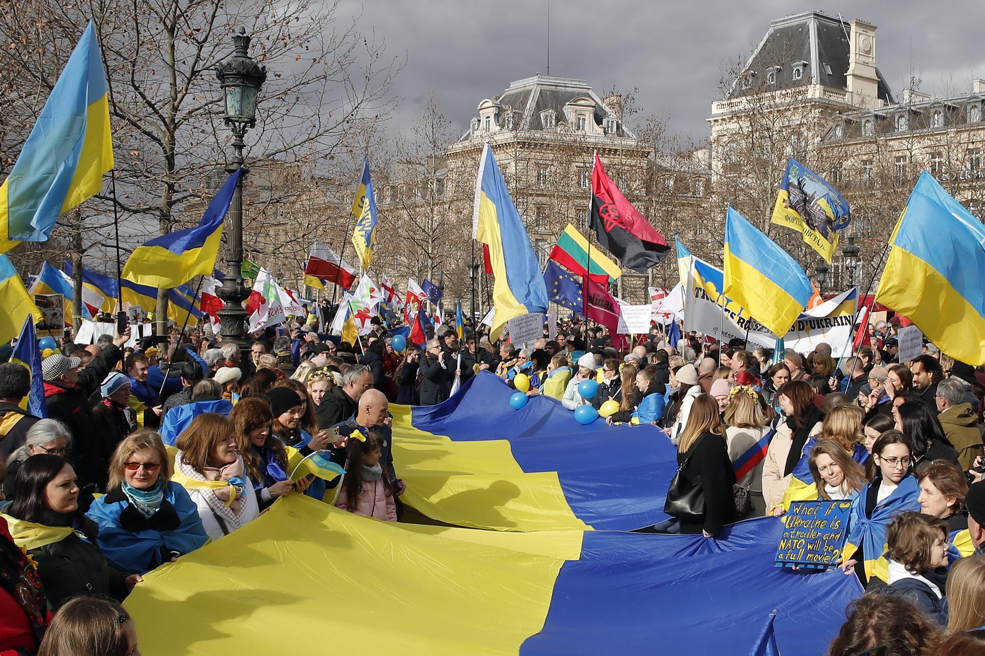 En París, la protesta por el primer aniversario de la invasión rusa se realizó en la Plaza de la República.