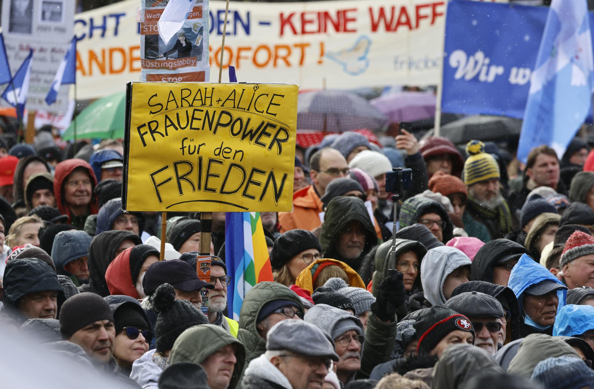 Masiva concentración por la paz en Ucrania frente a la puerta de Brandenburgo en Berlín, Alemania.