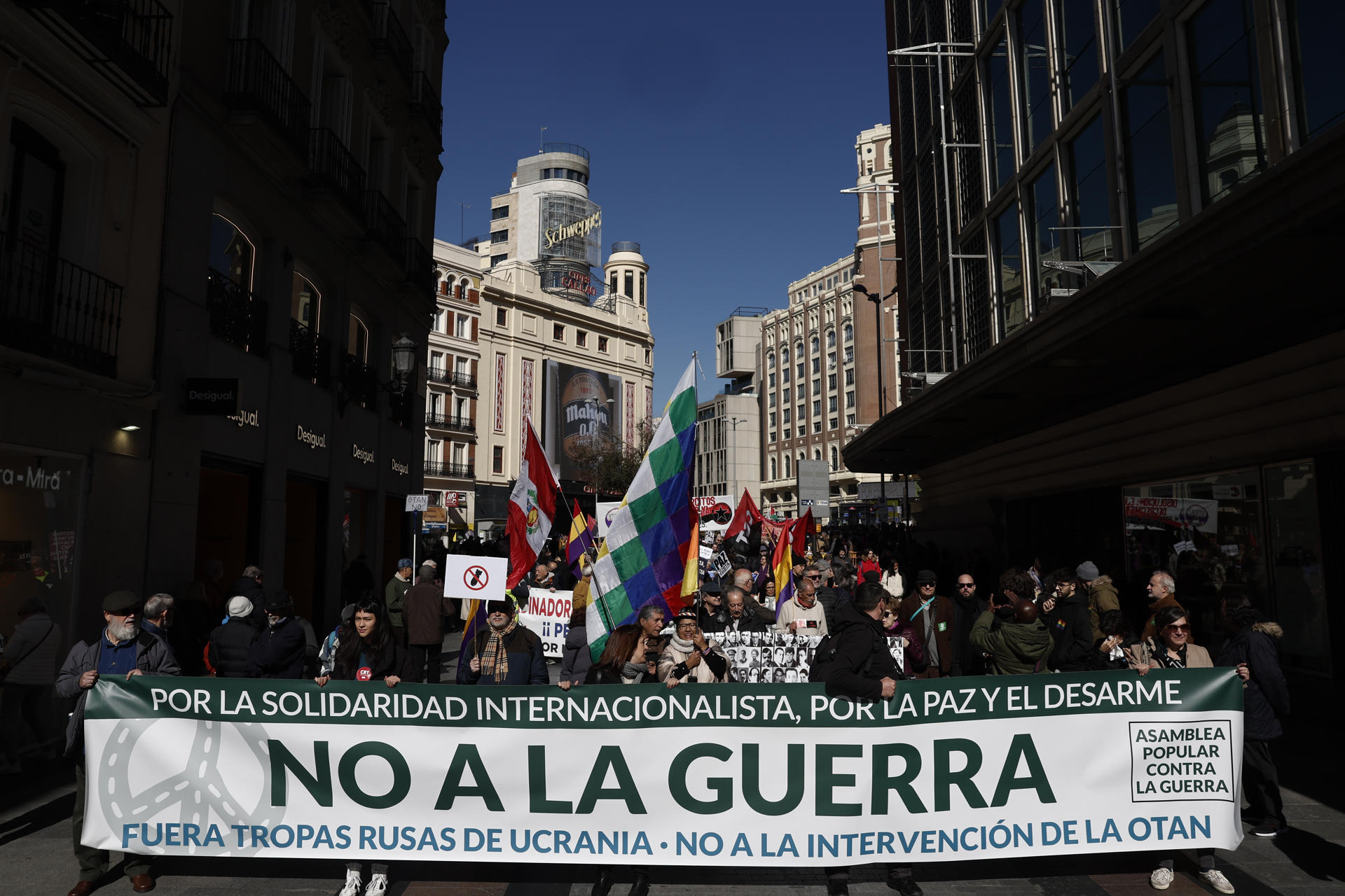 Manifestantes protestan en Madrid este sábado contra la guerra en Ucrania.