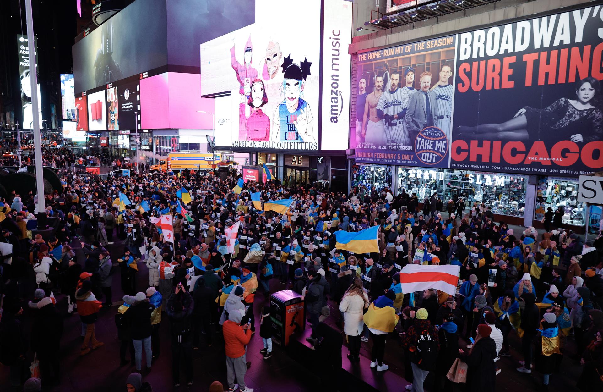 Miles de personas se concentraron en el Times Square, Nueva York, por el primer aniversario de la guerra en Ucrania.