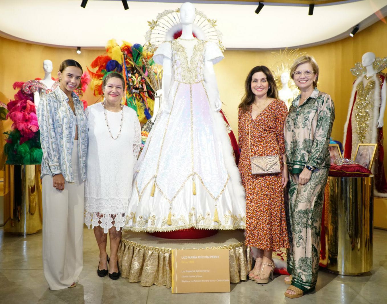 Las Reinas del Carnaval de Barranquilla Natalia De Castro, Luz María Rincón y Katia Nule; junto a la gerente de la fiesta Sandra Gómez; en el Museo.