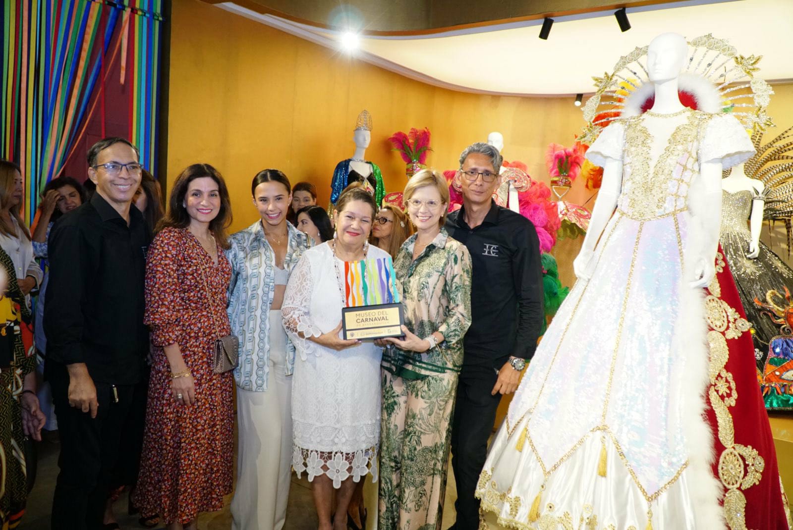 La Reina del Carnaval de Barranquilla 1983, Luz María Rincón, recibe un reconocimiento por la gerente de la fiesta Sandra Gómez.