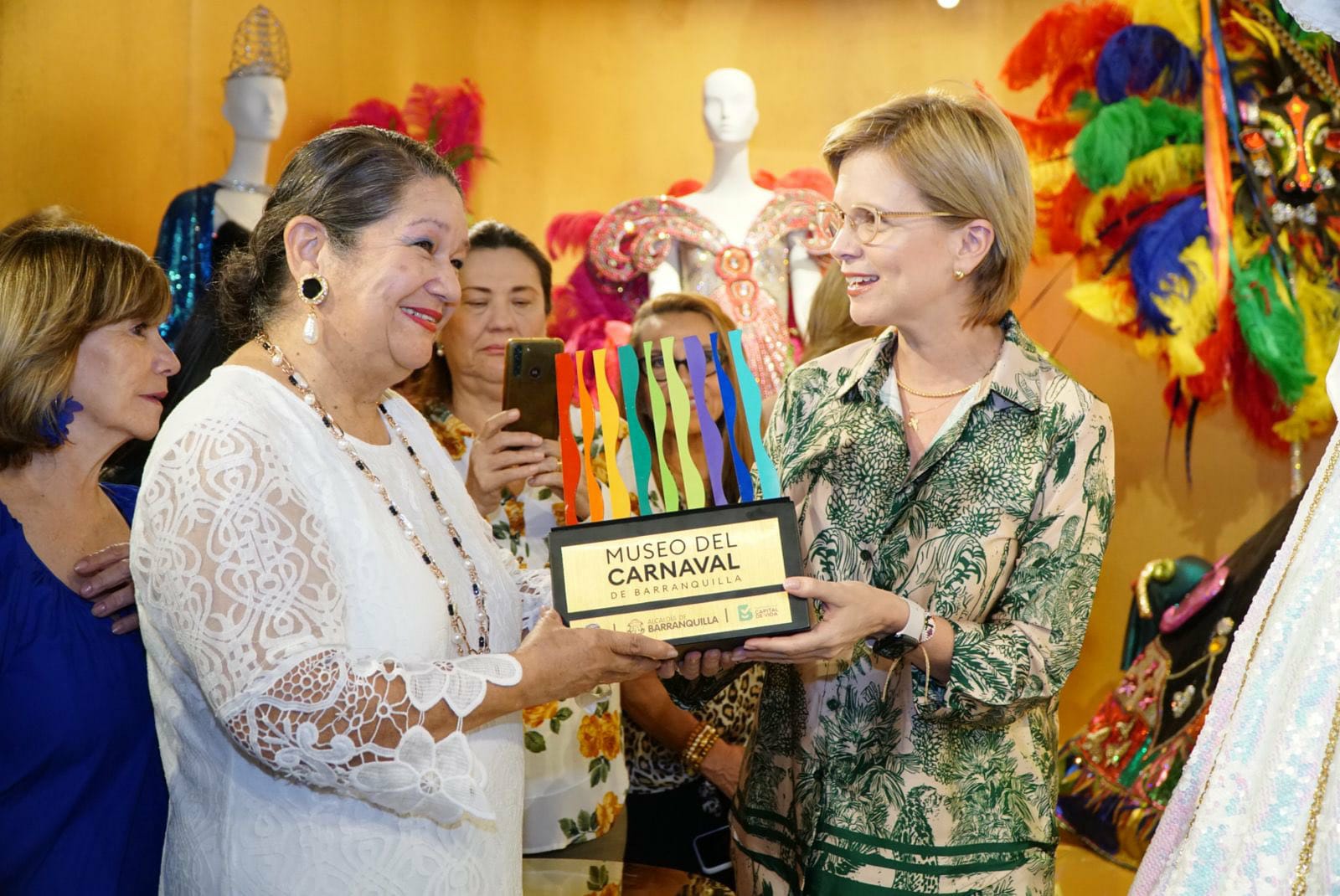 La Reina del Carnaval de Barranquilla 1983, Luz María Rincón, recibe un reconocimiento por la gerente de la fiesta Sandra Gómez.