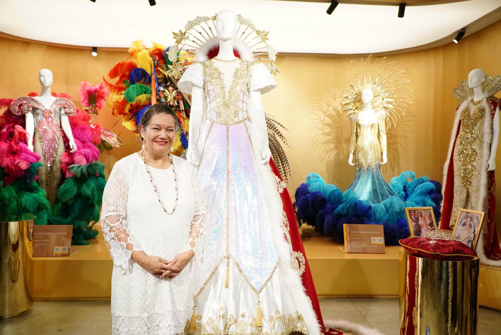 La Reina del Carnaval de Barranquilla 1983, Luz María Rincón, posa junto a su vestido de coronación.