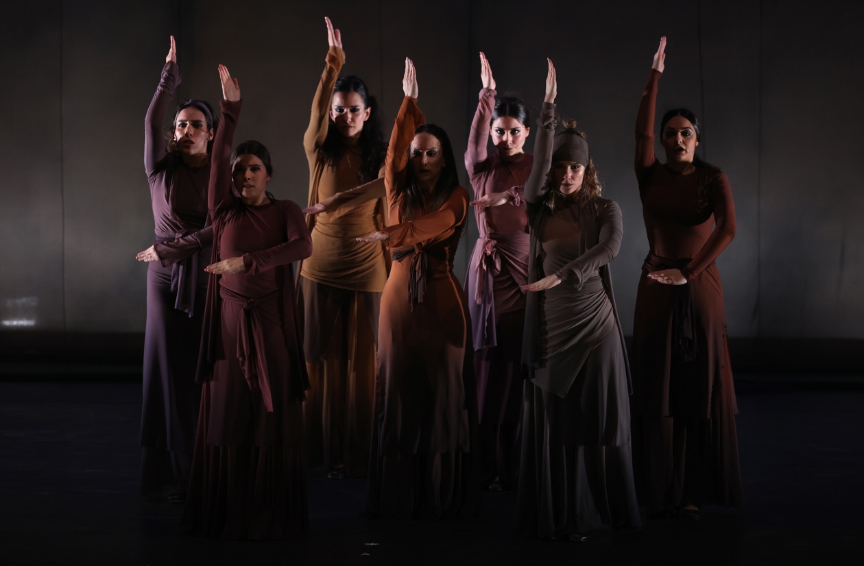 La bailarina de flamenco María Pagés junto a un grupo de bailarines en Abu Dhabi Festival.