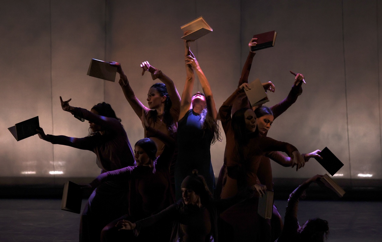 La bailarina de flamenco María Pagés junto a un grupo de bailarines en Abu Dhabi Festival.