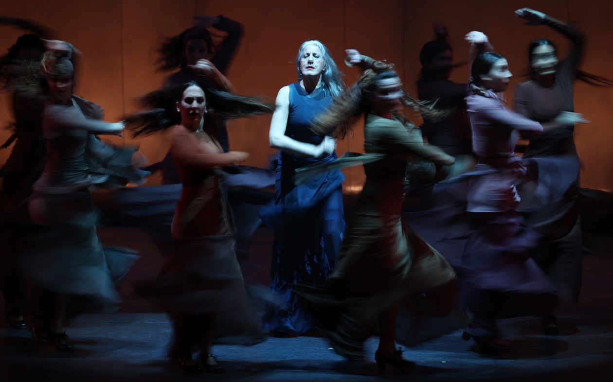 La bailarina de flamenco María Pagés junto a un grupo de bailarines en Abu Dhabi Festival.