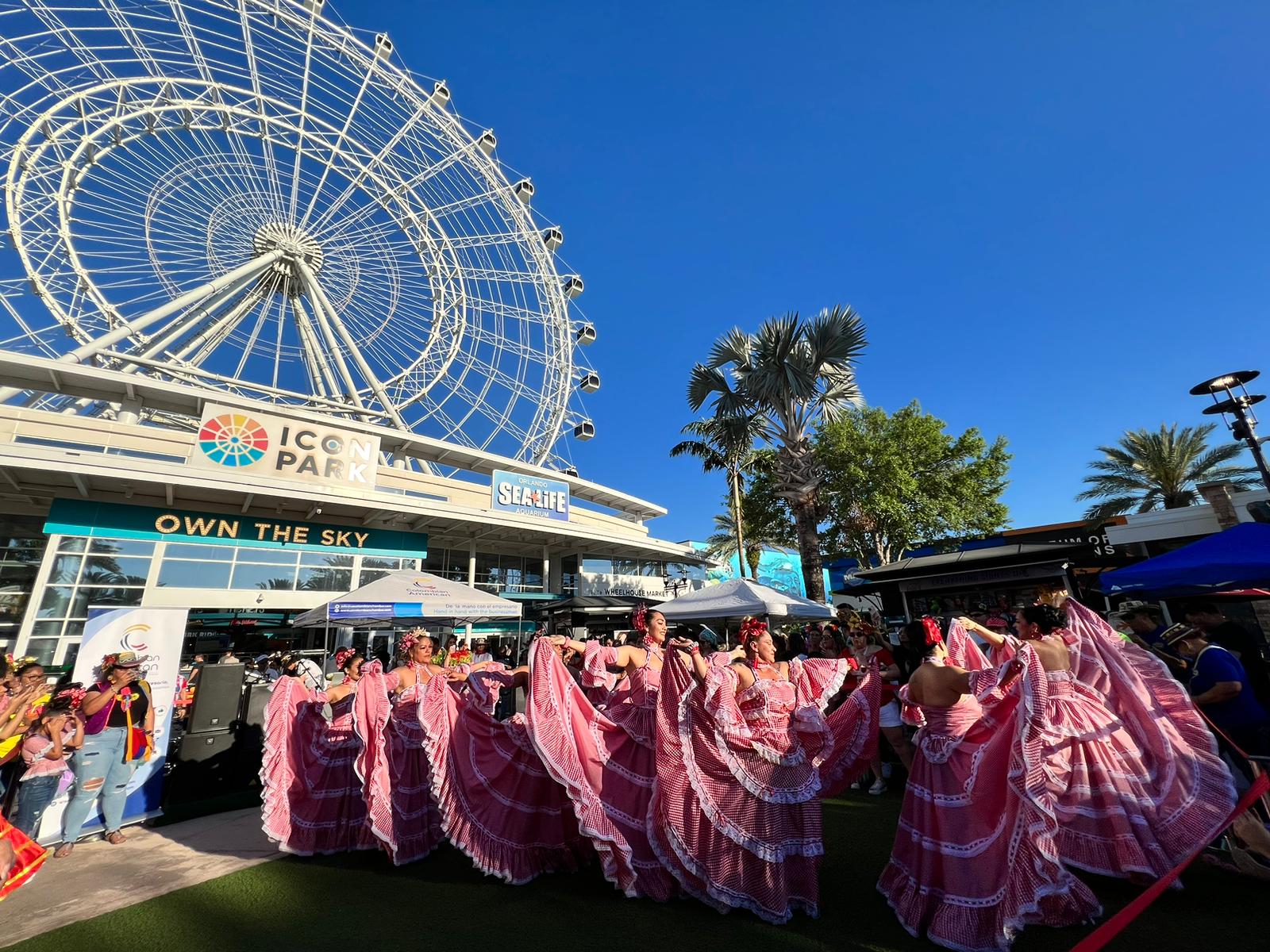 Grupos folclóricos del Carnaval de Barranquilla en el Icon Park de Orlando, Florida. 