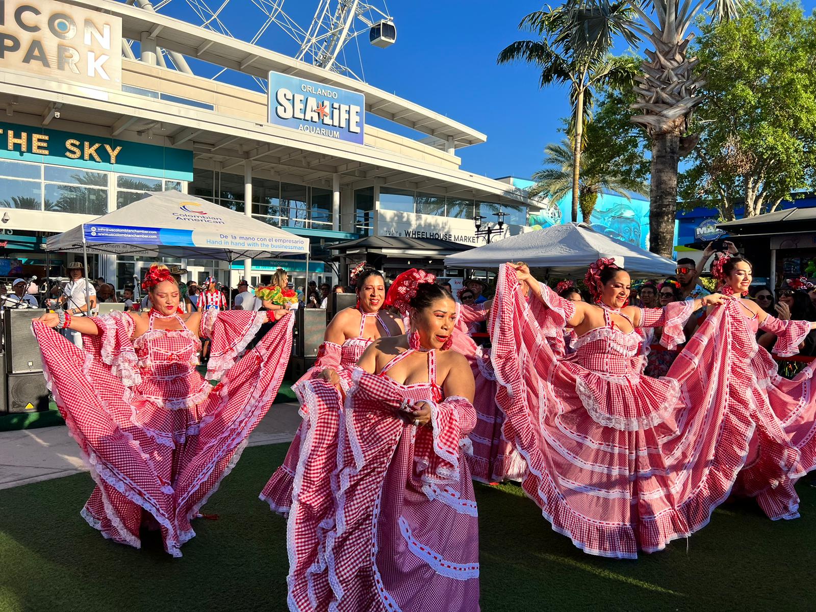 Grupos folclóricos del Carnaval de Barranquilla en el Icon Park de Orlando, Florida. 