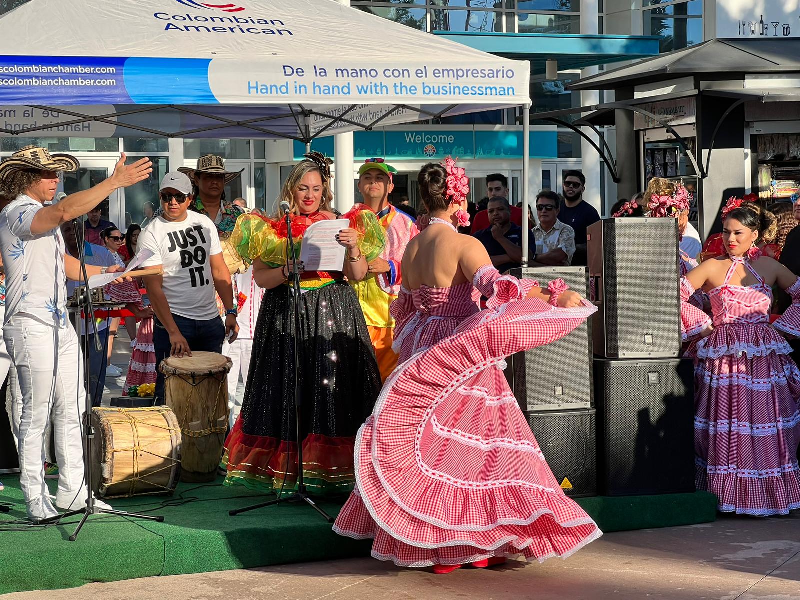 Grupos folclóricos del Carnaval de Barranquilla en el Icon Park de Orlando, Florida. 