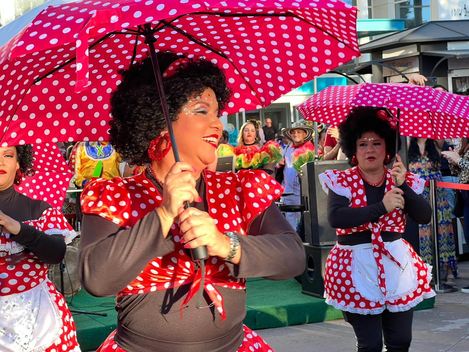 Grupos folclóricos del Carnaval de Barranquilla en el Icon Park de Orlando, Florida. 