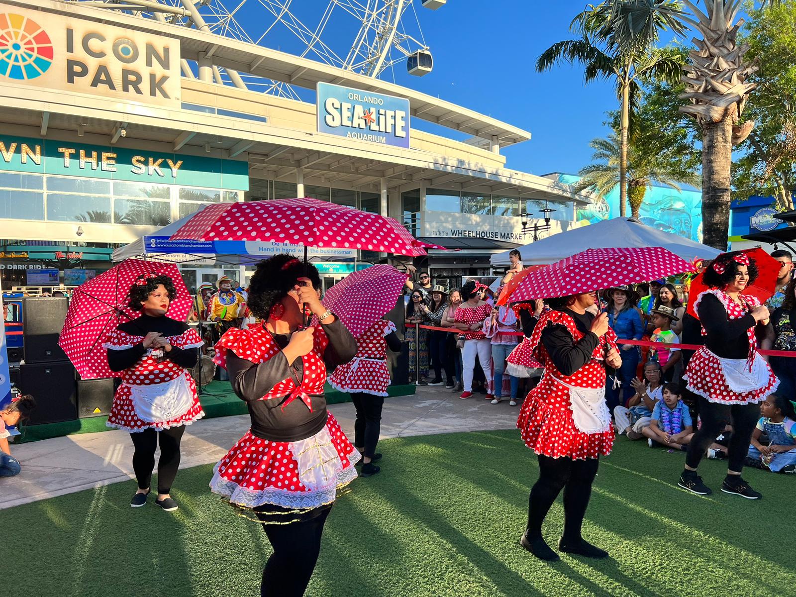 Grupos folclóricos del Carnaval de Barranquilla en el Icon Park de Orlando, Florida. 