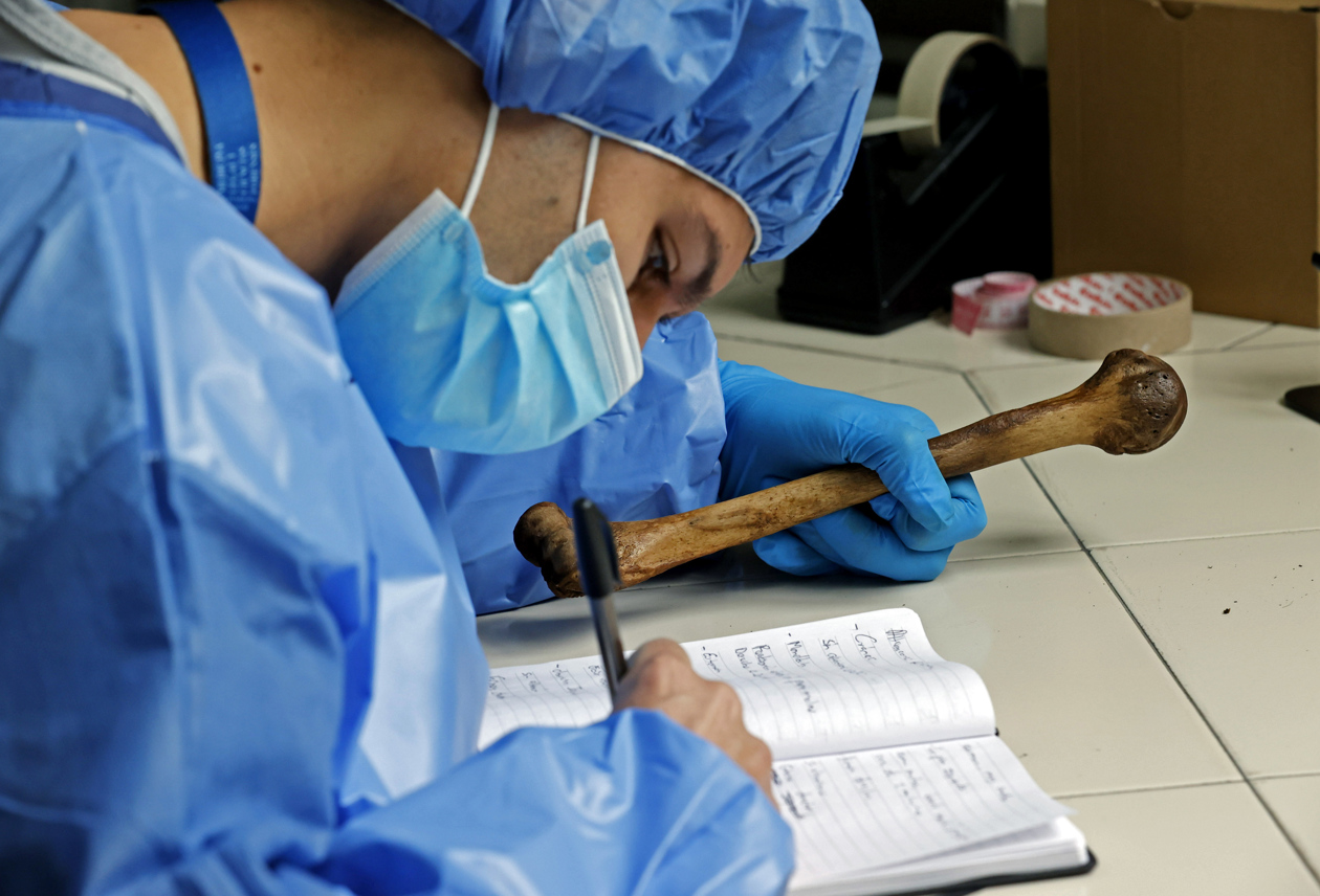 Médicos forenses de medicina legal.