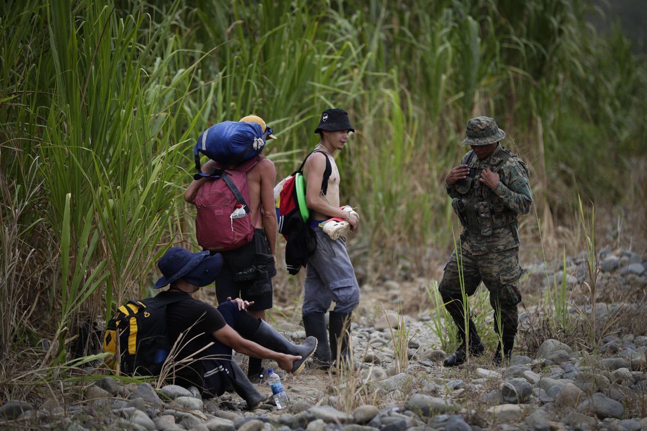 Migrantes en la selva del Darién.