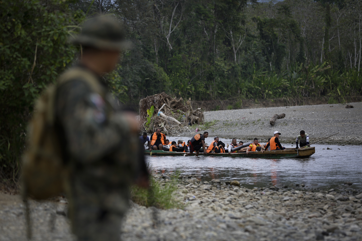 Migrantes en la selva del Darién.