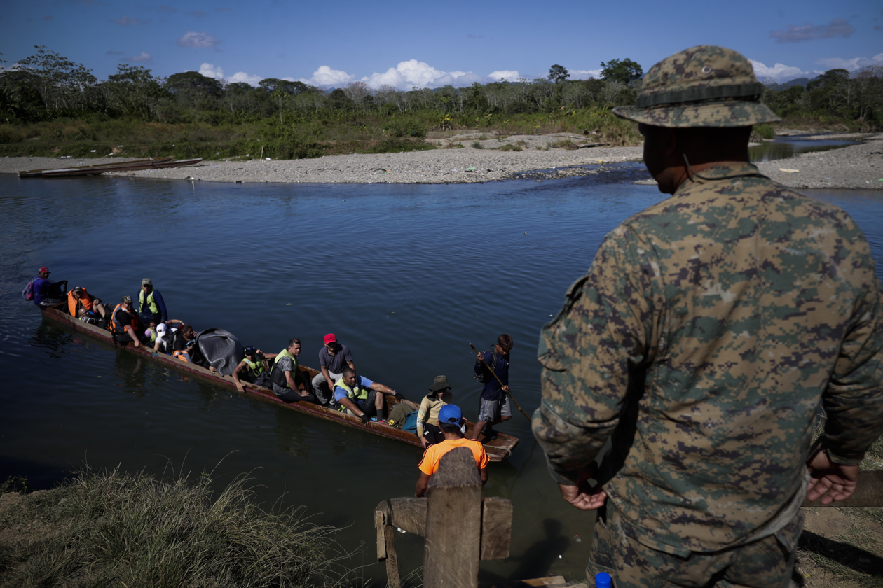 Migrantes en la selva del Darién.