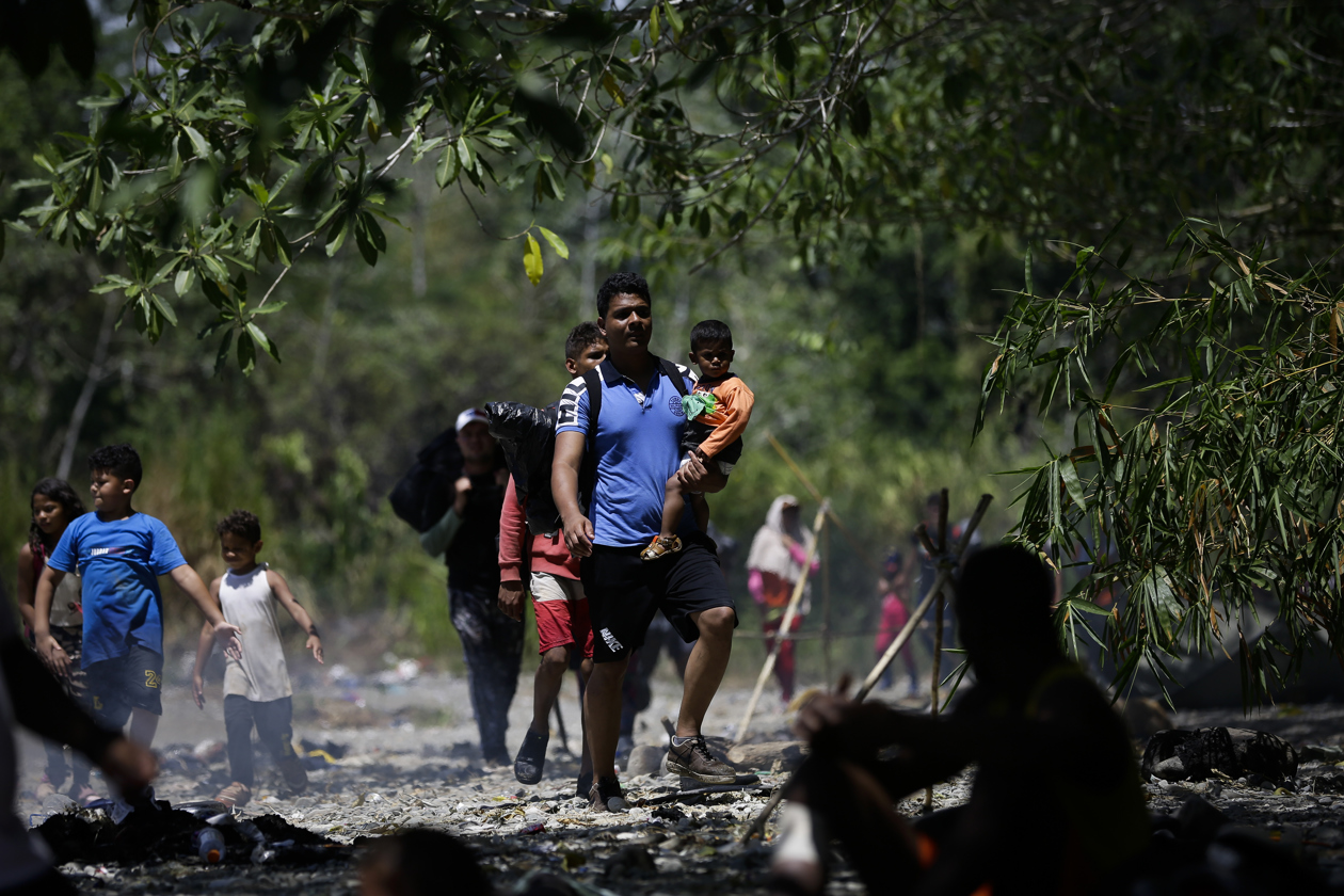 Migrantes en la selva del Darién.