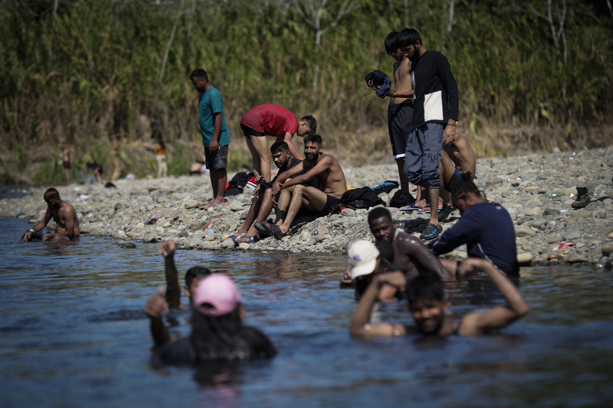 Migrantes en la selva del Darién.