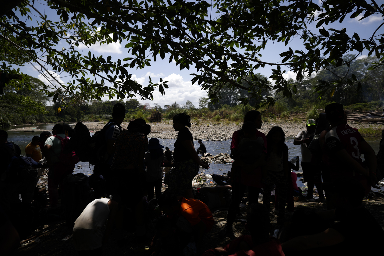 Migrantes en la selva del Darién.