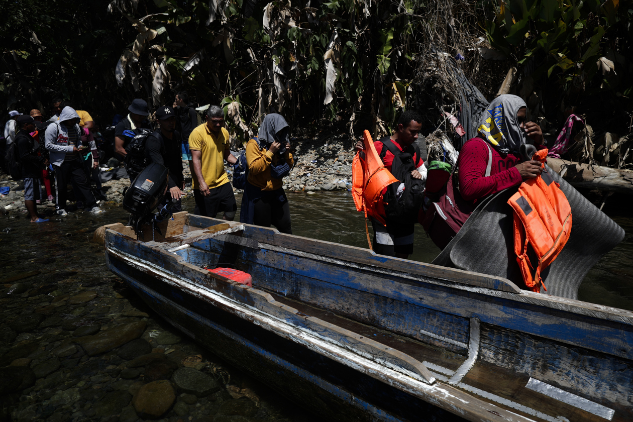 Migrantes en la selva del Darién.