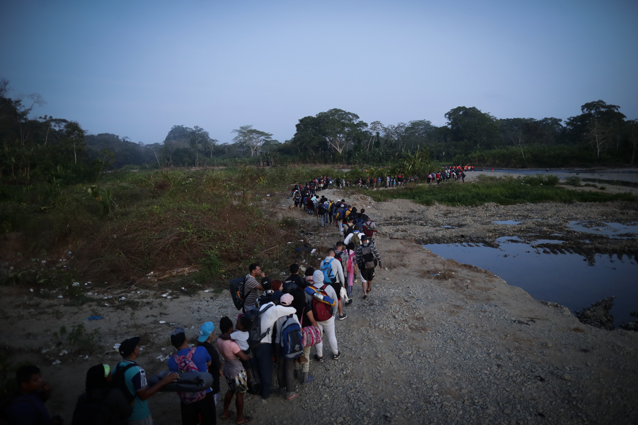 Migrantes en la selva del Darién.